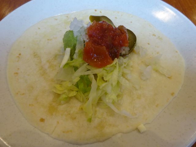 横浜みなとみらい「シズラーランドマークプラザ店」でお皿に盛ったトルティーヤ（タコスの具材のせている）