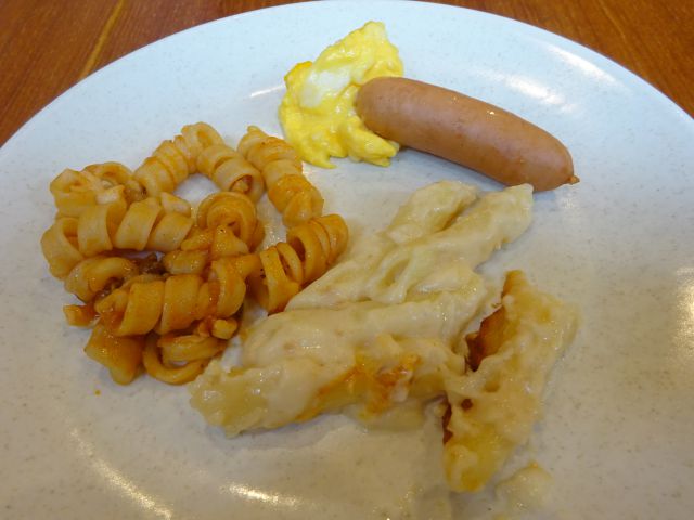 横浜みなとみらい「シズラーランドマークプラザ店」でお皿に盛ったシズラーグラタン、ミートソースパスタ、スクランブルエッグとソーセージ