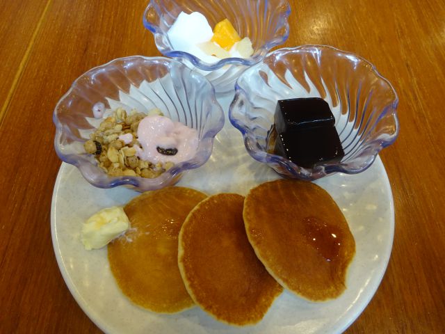 横浜みなとみらい「シズラーランドマークプラザ店」お皿に盛ったデザート（コーヒーゼリー、杏仁豆腐、ヨーグルト、パンケーキ）