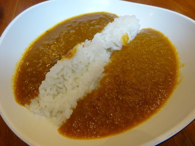 横浜みなとみらい「シズラーランドマークプラザ店」でお皿に盛ったカレー2種