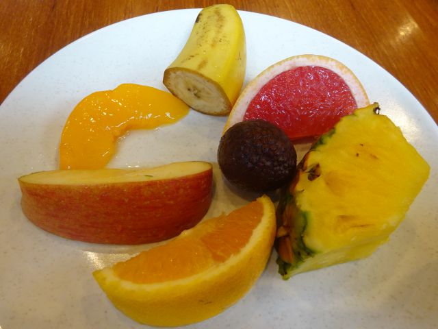 横浜みなとみらい「シズラーランドマークプラザ店」お皿に盛ったフルーツ（パイナップル、オレンジ、グレープフルーツ、ライチ、りんご、バナナ、黄桃）