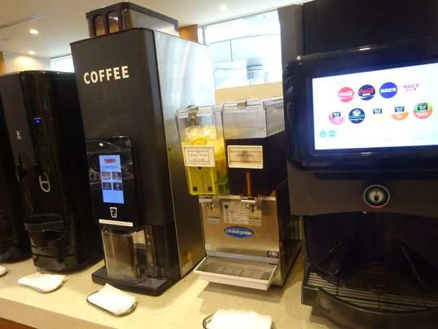 横浜みなとみらい「シズラーランドマークプラザ店」のドリンクバーコーナーの様子