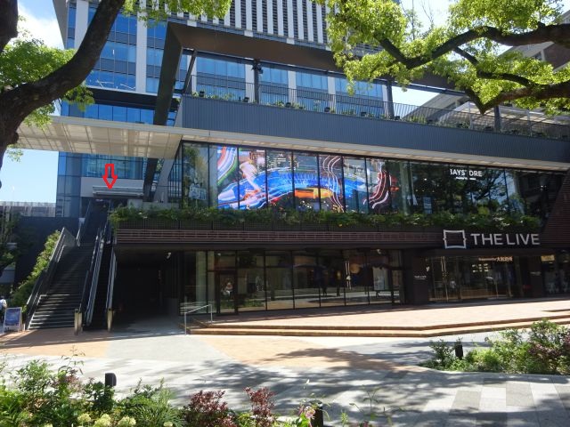 関内駅南口から眺めたBASEGATE横浜関内の様子（ワンダリア横浜入口のところに赤い矢印をつけている）