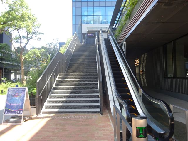 BASEGATE横浜関内「ワンダリア横浜」に向かうエスカレーターと階段の様子（ワンダリア横浜の看板も置かれている）