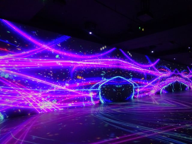BASEGATE横浜関内「ワンダリア横浜」ゾーン4の様子（暗闇の中で光が踊り出す映像）