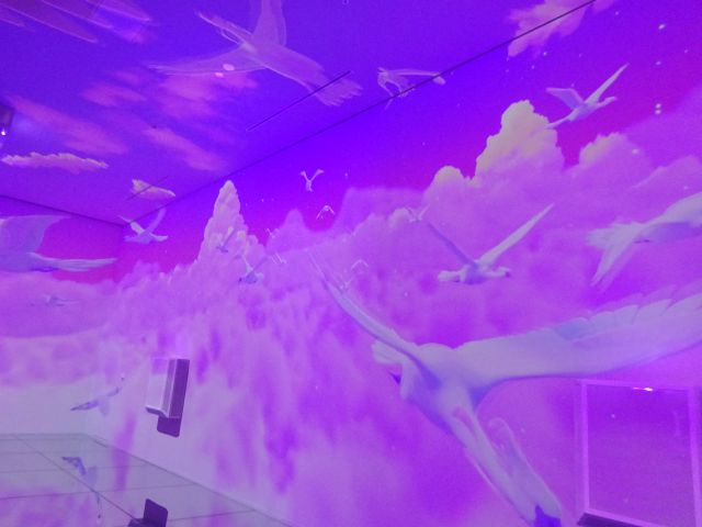 BASEGATE横浜関内「ワンダリア横浜」ゾーン5の様子（鳥の群れが空を飛んでいる映像）