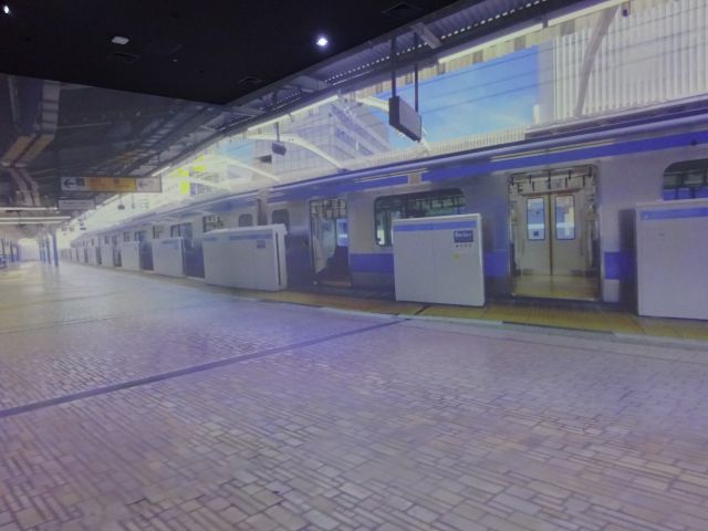 BASEGATE横浜関内「ワンダリア横浜」ゾーン6の様子（JR関内駅のプラットホームと電車が開いたところの映像）