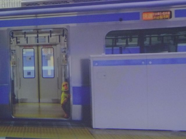 BASEGATE横浜関内「ワンダリア横浜」ゾーン6の様子（JR関内駅・開いた電車の扉からサルが降りようとしている映像）