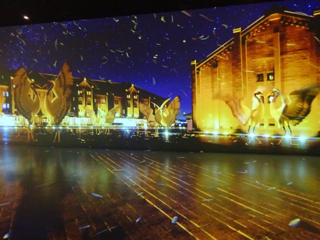 BASEGATE横浜関内「ワンダリア横浜」ゾーン6の様子（赤レンガ倉庫と白鳥の映像）