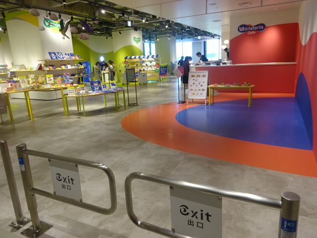 BASEGATE横浜関内「ワンダリア横浜」の出口から見えるワンダリアショップとワンダリアカフェの様子