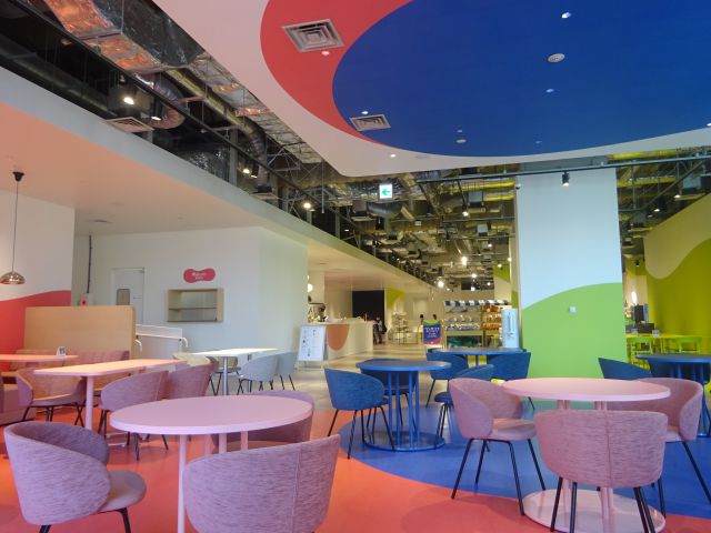 BASEGATE横浜関内「ワンダリア横浜」のワンダリアカフェの様子（テーブル席）