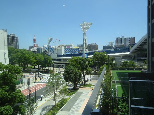 BASEGATE横浜関内「ワンダリア横浜」のワンダリアカフェの窓から見える景色（横浜スタジアムが見える）