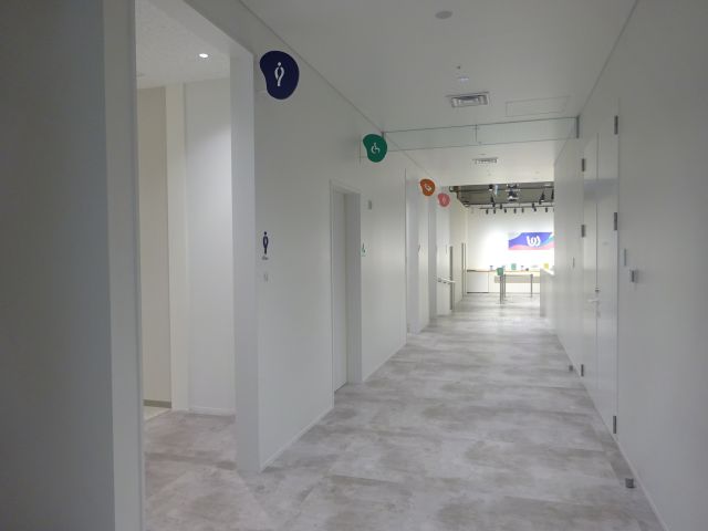 BASEGATE横浜関内「ワンダリア横浜」の通路にあるトイレ
