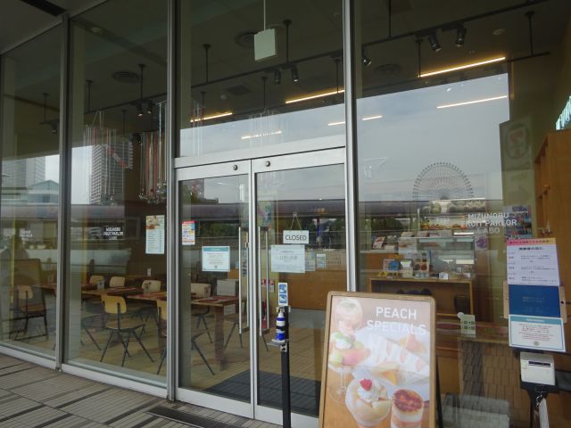 桜木町コレットマーレ「水信フルーツパーラーラボ」の外観