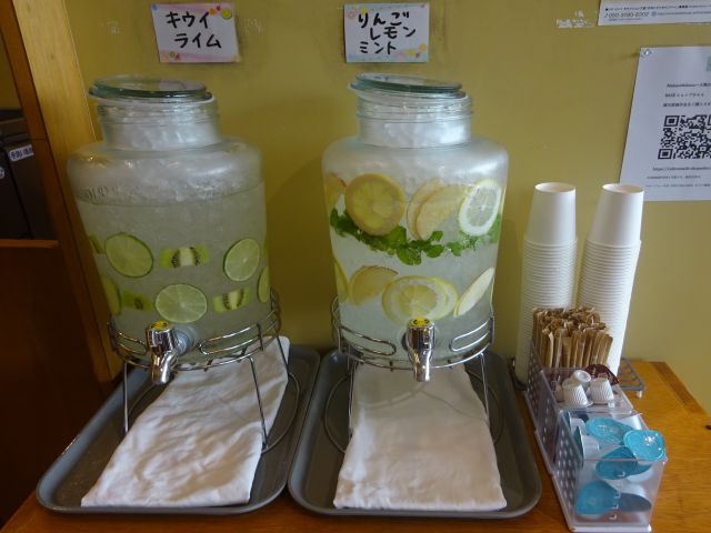 桜木町コレットマーレ「水信フルーツパーラーラボ」に置かれた2種類のウォーターサーバー