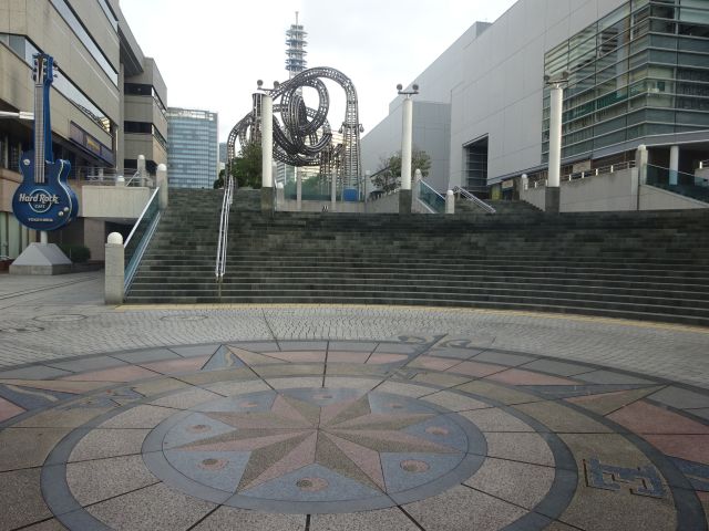 横浜みなとみらい「グランモール公園」円形広場と奥にモクモク・ワクワク・ヨコハマ・ヨーヨーが見える
