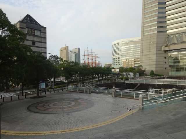 横浜みなとみらい「グランモール公園」円形広場とドックヤードガーデン