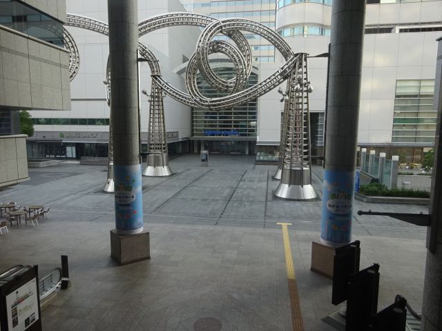 横浜みなとみらい「グランモール公園」のアクセス(ランドマークプラザを出た景色、モクモクワクワクヨコハマヨーヨーのオブジェとクイーンズスクエアが見える)