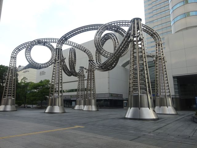 横浜みなとみらい「グランモール公園」のオブジェ「モクモク・ワクワク・ヨコハマ・ヨーヨー」全体の様子