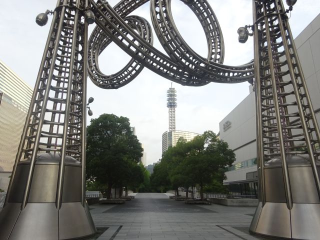 横浜みなとみらい「グランモール公園」の「モクモク・ワクワク・ヨコハマ・ヨーヨー」とグランモール橋方面の様子