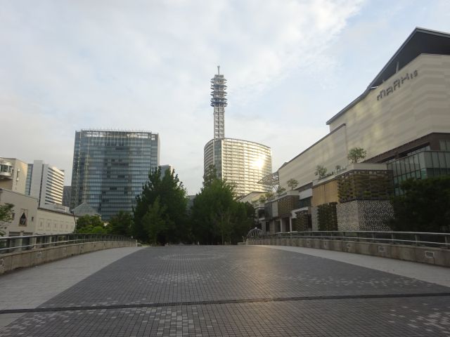 横浜みなとみらい「グランモール公園」のアクセス（グランモール公園の橋の様子）