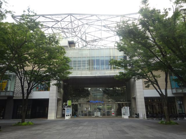 横浜みなとみらい「グランモール公園」マークイズみなとみらいの外観（中央の入口が見える）