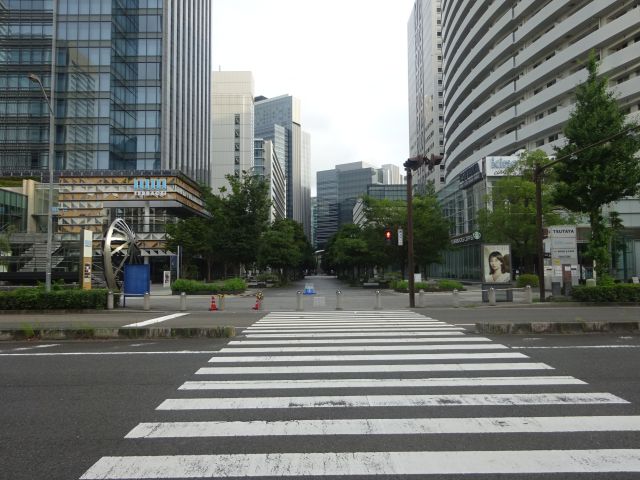 横浜みなとみらい「グランモール公園」いちょう通りの信号とグランモール公園