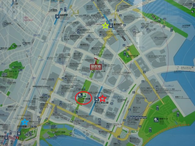 横浜みなとみらいの地図（グランモール公園のところに丸印、みなとみらい駅、桜木町駅、新高島駅に☆印をつけている）