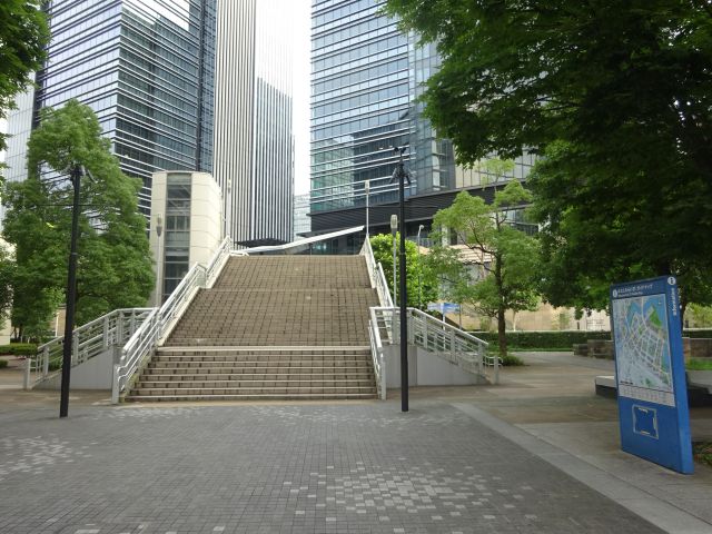 横浜みなとみらい「グランモール公園」にあるすずかけ通り歩道橋の階段