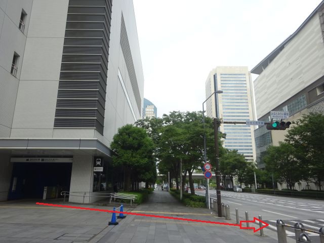 横浜みなとみらい「グランモール公園」のアクセス（みなとみらい駅出口5と周辺の景色、グランモール公園に向かう横断歩道に赤矢印つけている）