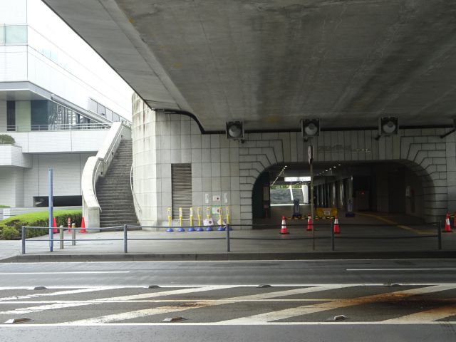 横浜みなとみらい「グランモール公園」のアクセス（グランモール橋の下にあるクロスパティオの様子）