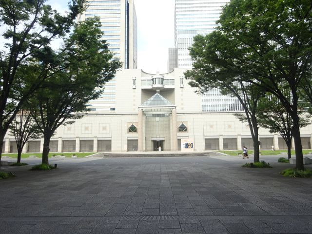 横浜みなとみらい「グランモール公園」のアクセス（マークイズみなとみらい扉前から見たグランモール公園の景色・横浜美術館が見える）