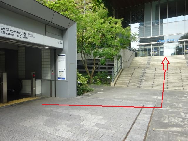 横浜みなとみらい「グランモール公園」のアクセス（みなとみらい駅出口3とマークイズみなとみらいの入口・グランモール公園方向に赤矢印つけている）