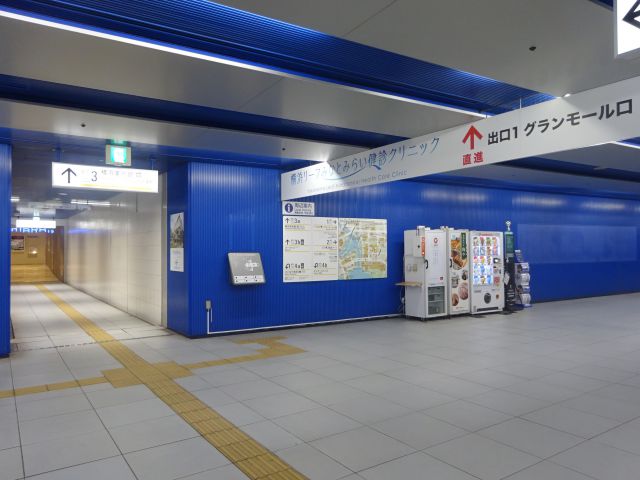 横浜みなとみらい「グランモール公園」のアクセス（みなとみらい駅構内出口3の様子）