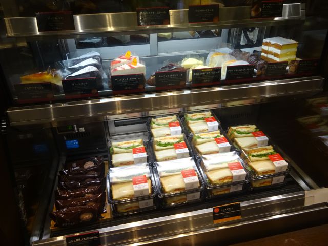 上島珈琲店MARK IS みなとみらい店のショーケースに並ぶ各種サンドウィッチ、ケーキなど