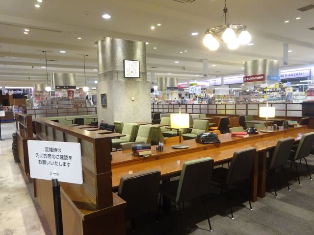上島珈琲店MARK IS みなとみらい店の店内の様子（隣に本屋「くまざわ書店」あり）