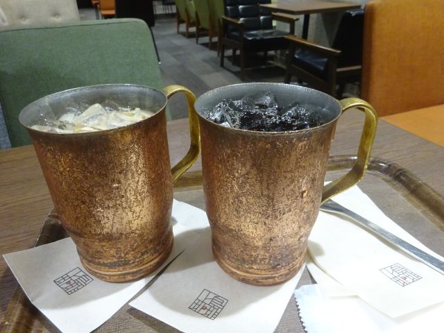 上島珈琲店MARK IS みなとみらい店で注文した「アイスコーヒー」と「アイス黒糖ミルクコーヒー」を並べたところ