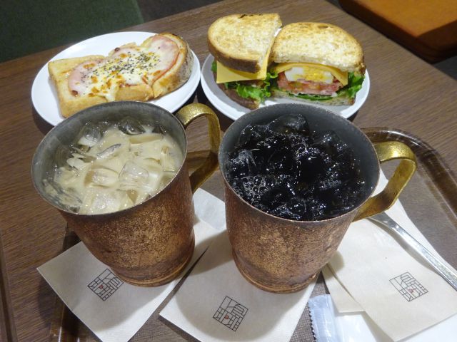 上島珈琲店MARK IS みなとみらい店で注文した「3種チーズのクロックムッシュ」と「B・L・T with チーズエッグ」と「アイスコーヒー」と「アイス黒糖ミルクコーヒー」