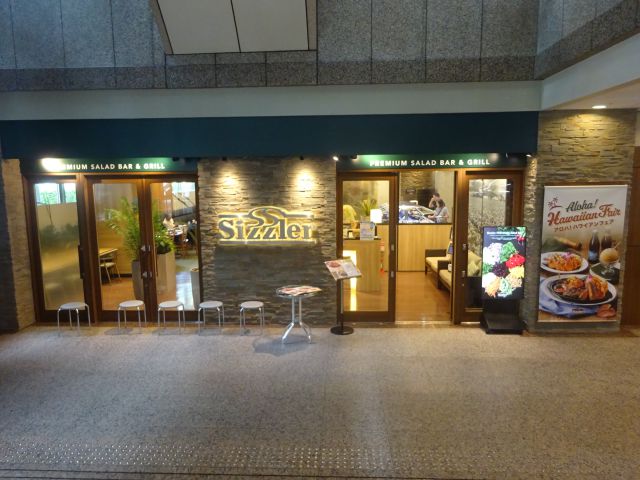 横浜みなとみらい「シズラーランドマークプラザ店」の外観（正面）
