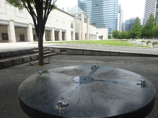 横浜みなとみらい「グランモール公園」横浜美術館と水盤（水飲み場）