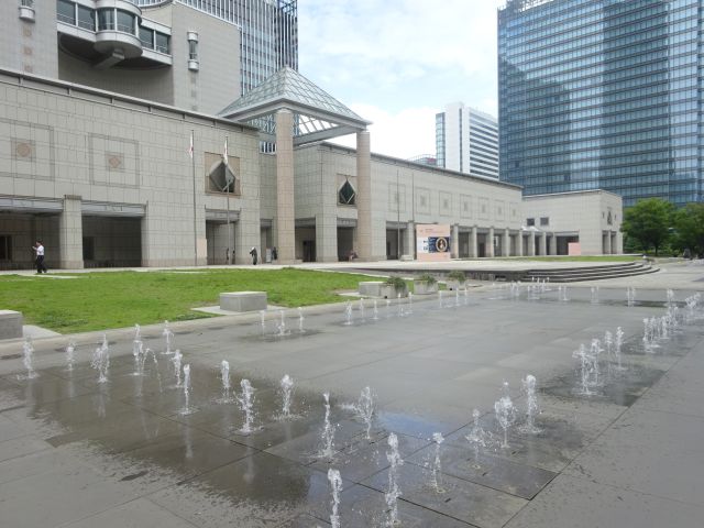 横浜みなとみらい「グランモール公園」横浜美術館と美術館前の噴水