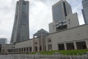横浜みなとみらい「グランモール公園」横浜美術館と美術館前の噴水、ランドマークタワーも見える