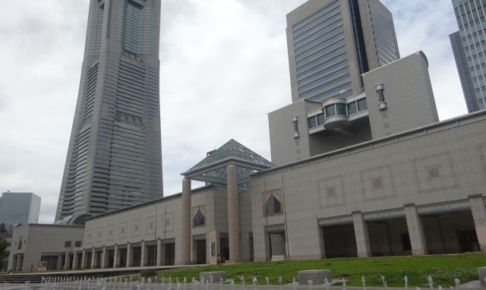 横浜みなとみらい「グランモール公園」横浜美術館と美術館前の噴水、ランドマークタワーも見える