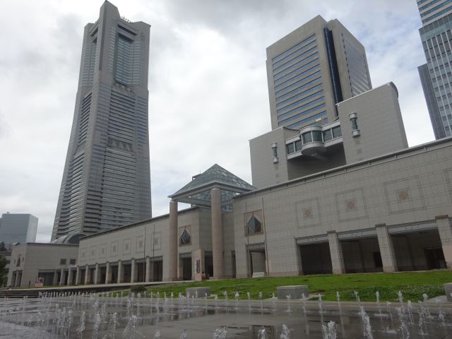 横浜みなとみらい「グランモール公園」横浜美術館と美術館前の噴水、ランドマークタワーも見える