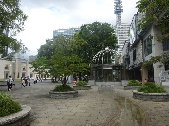 横浜みなとみらい「グランモール公園」マークイズみなとみらい側の広場の一角に水が流れている様子