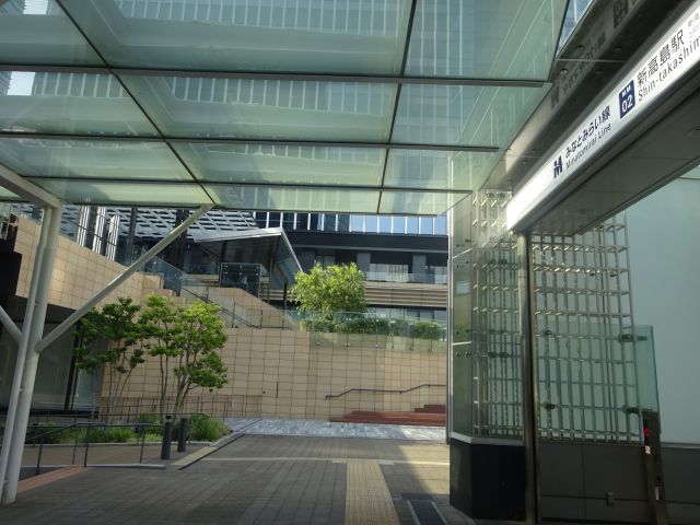 横浜みなとみらい「グランモール公園」のアクセス(新高島駅4番出口の様子)