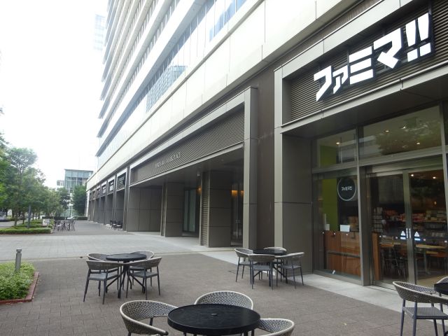 横浜みなとみらい「グランモール公園」横浜アイマークプレイスの外観（「ファミマ！！」の看板もある）