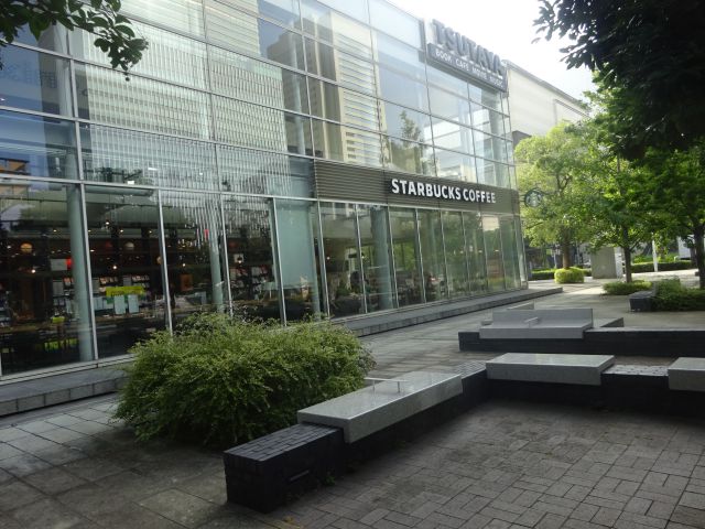 横浜みなとみらい「グランモール公園」スターバックス・コーヒー TSUTAYA 横浜みなとみらい店の外観（2Fは映画館キノシネマ）