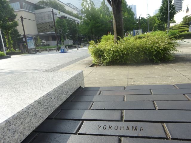 横浜みなとみらい「グランモール公園」のベンチにYOKOHAMAの文字あり