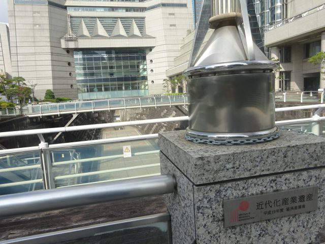 横浜みなとみらい「グランモール公園」から見たドックヤードガーデン（近代産業遺産と記載あり）